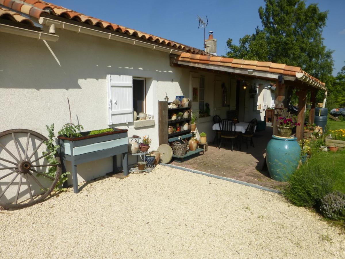 לינה וארוחת בוקר Charroux  Chez Kate מראה חיצוני תמונה